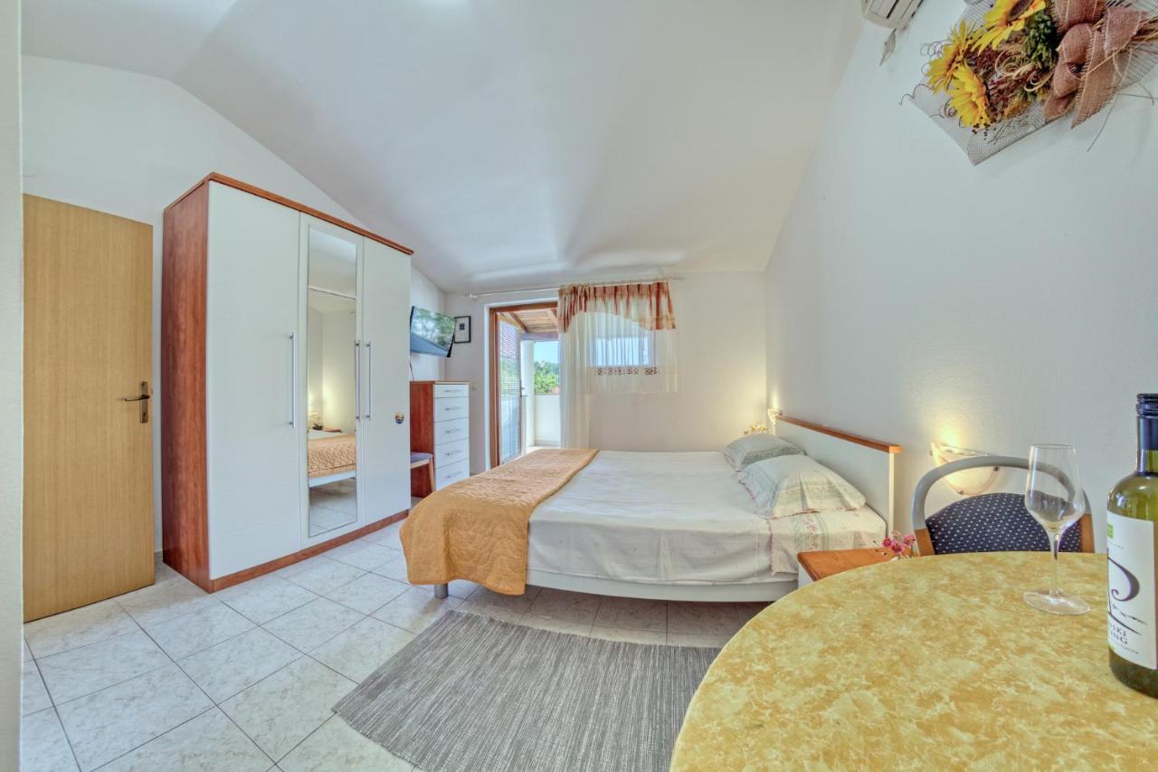 Apartmets Slavica 1644 Banjole Exterior photo